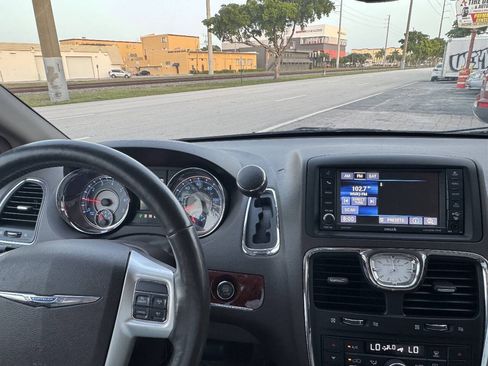 Used 2014 Chrysler Town & Country Touring-L w/ Driver Convenience Group FWD image 33