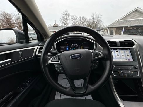 Used 2017 Ford Fusion SE w/ Fusion SE Technology Package image 11