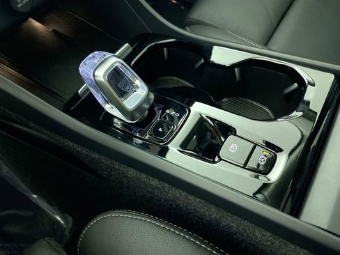 Used 2025 Volvo XC40 B5 Plus image 17