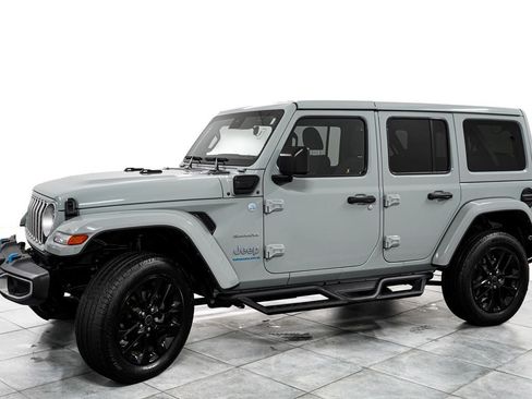 Used 2024 Jeep Wrangler Unlimited Sahara AWD/4WD image 4