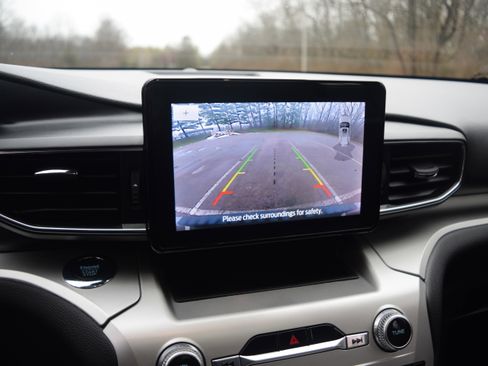 Used 2022 Ford Explorer XLT w/ Equipment Group 202A image 10