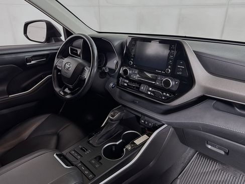 Used 2020 Toyota Highlander XLE image 28