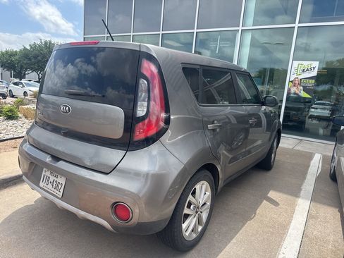 Used 2018 Kia Soul + image 3