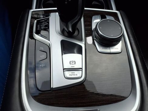 Used 2021 BMW 740i xDrive w/ Premium Package image 18