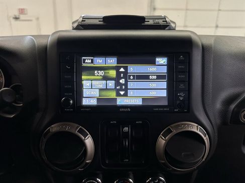 Used 2016 Jeep Wrangler Unlimited Sahara image 33