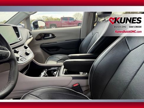Used 2023 Chrysler Pacifica Limited FWD image 10