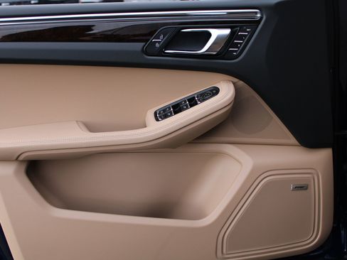 New 2026 Porsche Macan image 13