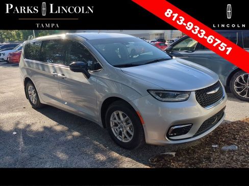 Used 2024 Chrysler Pacifica Touring-L w/ Uconnect Theater Family Group FWD image 2