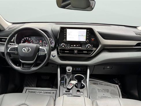 Used 2022 Toyota Highlander XLE AWD/4WD image 22
