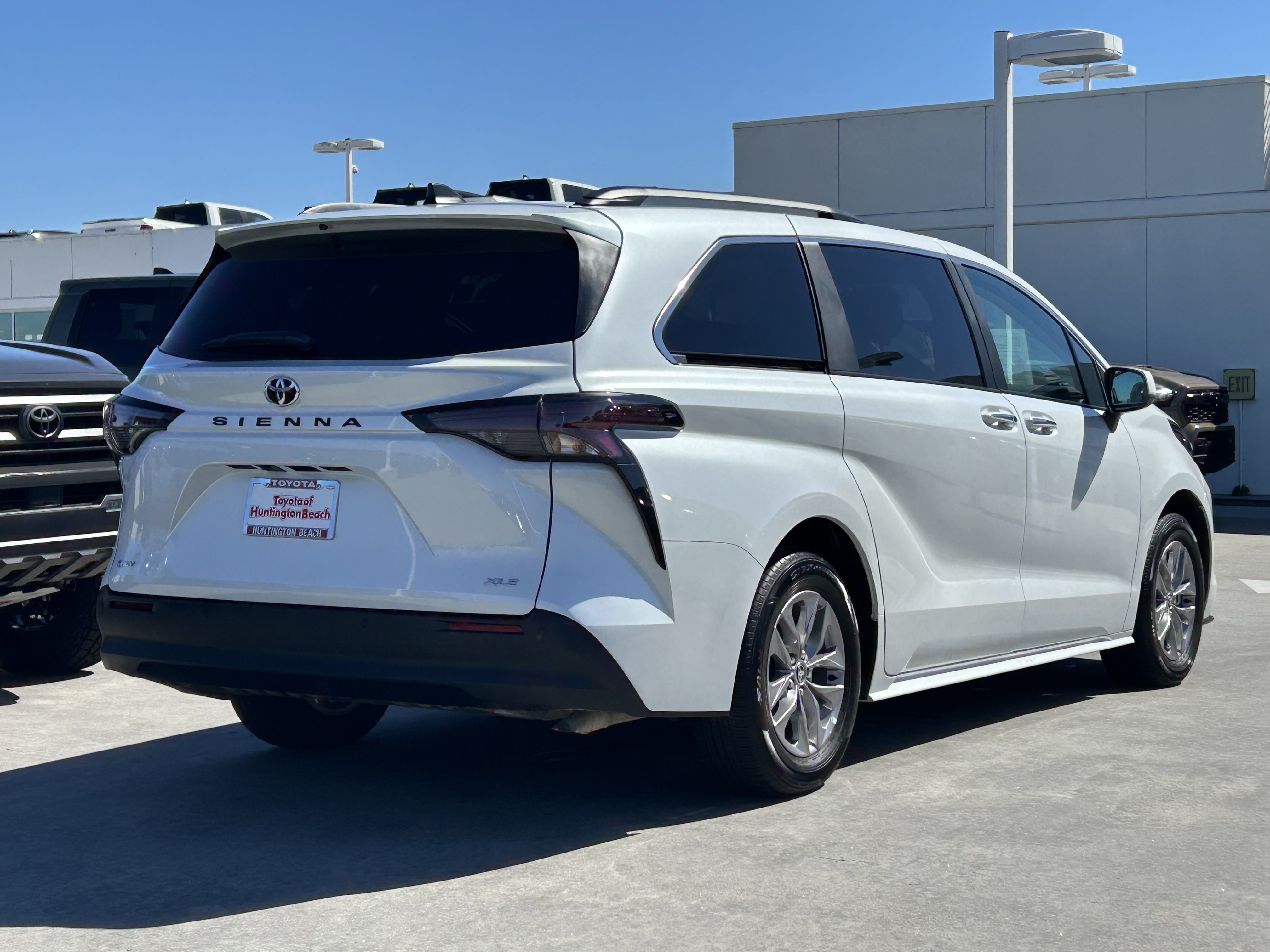 Certified 2026 Toyota Sienna XLE FWD image 3