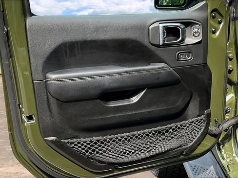 Used 2022 Jeep Wrangler Unlimited Sahara AWD/4WD image 22
