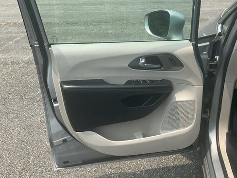 Used 2020 Chrysler Pacifica Touring-L FWD image 16