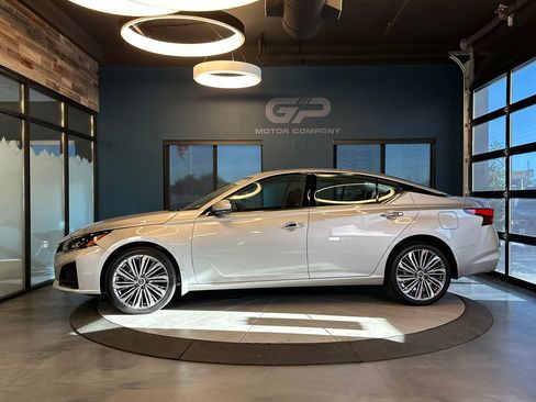 Used 2024 Nissan Altima 2.5 SL AWD/4WD image 6