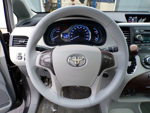 Used 2013 Toyota Sienna XLE FWD image 13