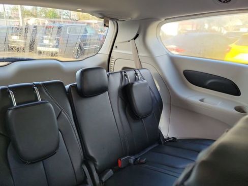 Used 2023 Chrysler Pacifica Touring-L image 34