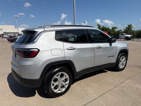 Used 2024 Jeep Compass Latitude AWD/4WD image 5