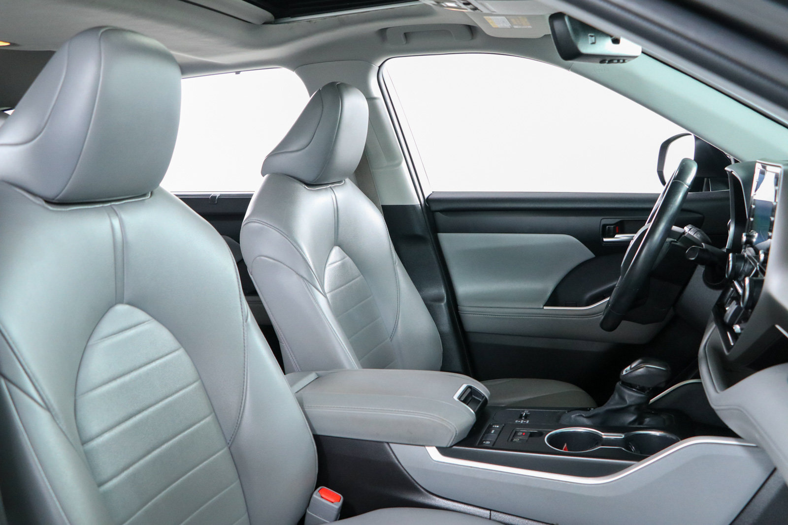 Used 2021 Toyota Highlander XLE FWD image 29