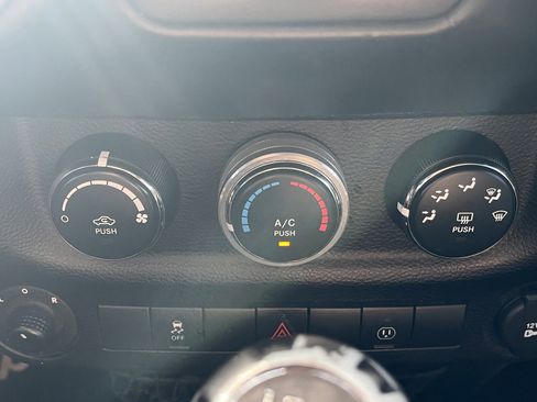 Used 2016 Jeep Wrangler Rubicon w/ Power Convenience Group AWD/4WD image 14