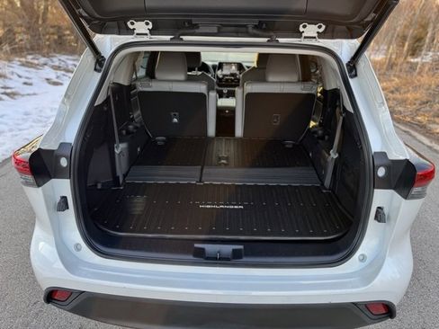 Used 2021 Toyota Highlander XLE image 7