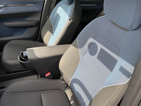 New 2026 Volvo EX30 Plus w/ Protection Package Premier image 16