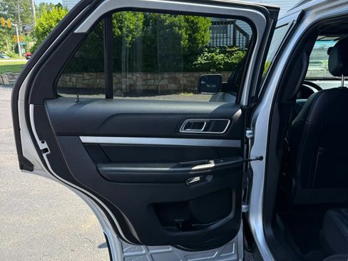 Used 2016 Ford Explorer XLT w/ Equipment Group 202A AWD/4WD image 13