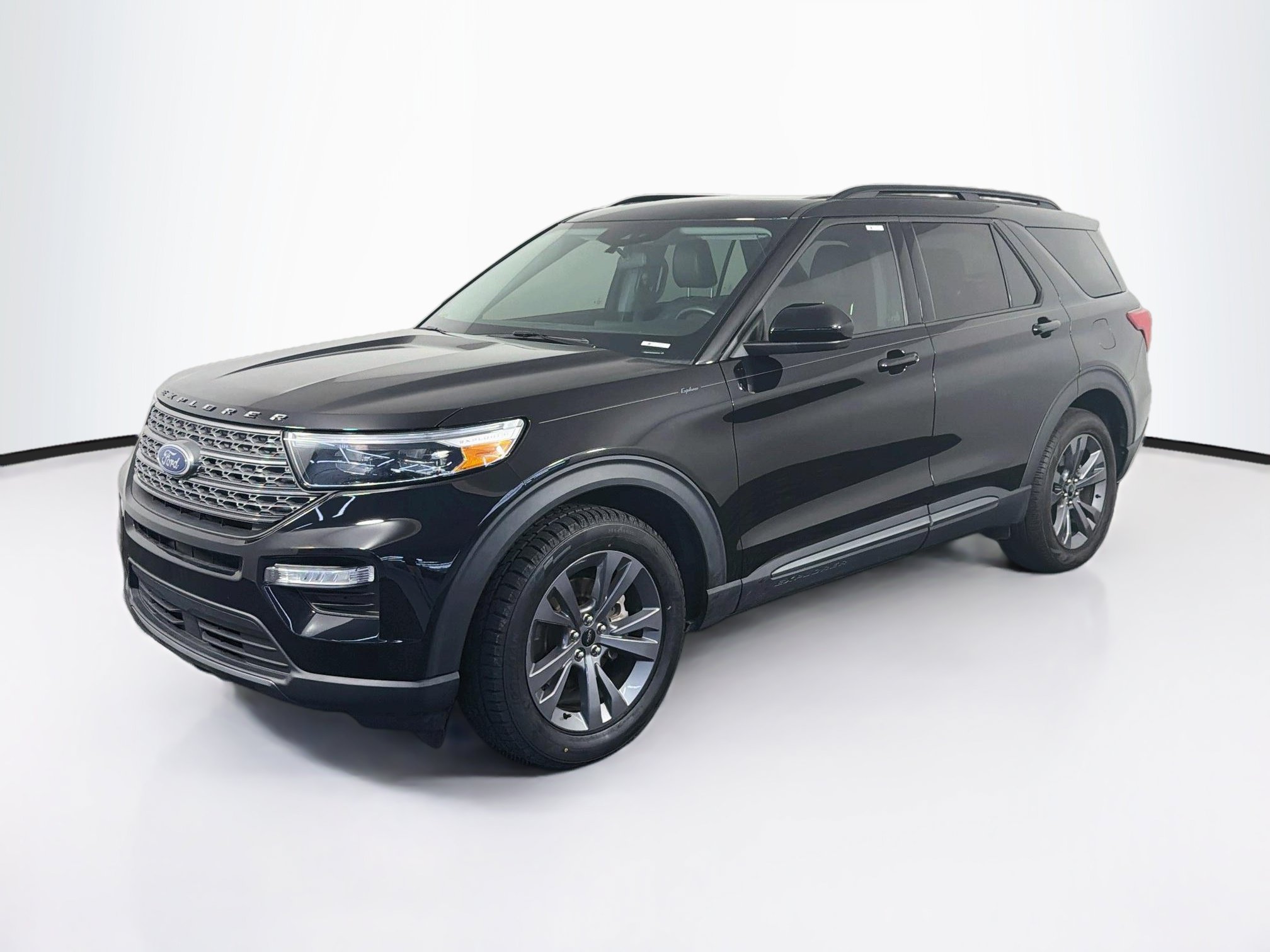 Used 2023 Ford Explorer XLT w/ Equipment Group 202A RWD image 3