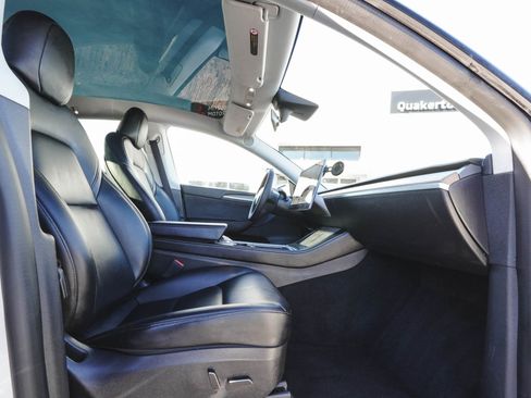 Used 2022 Tesla Model Y Long Range image 38