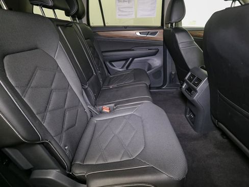 Used 2024 Volkswagen Atlas SE w/ Black Wheel Package image 22