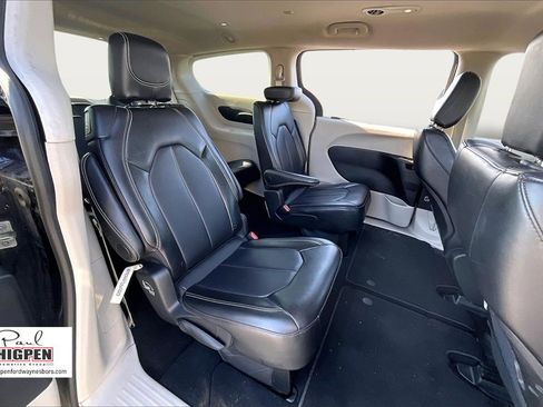 Used 2024 Chrysler Pacifica Touring-L image 26