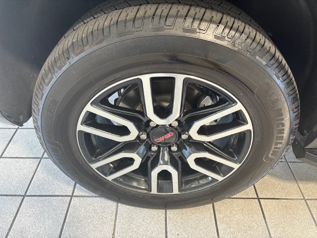 Used 2023 GMC Yukon AT4 w/ Technology Package AWD/4WD image 5