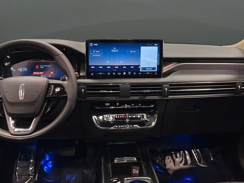 Used 2025 Lincoln Corsair Reserve AWD/4WD image 11