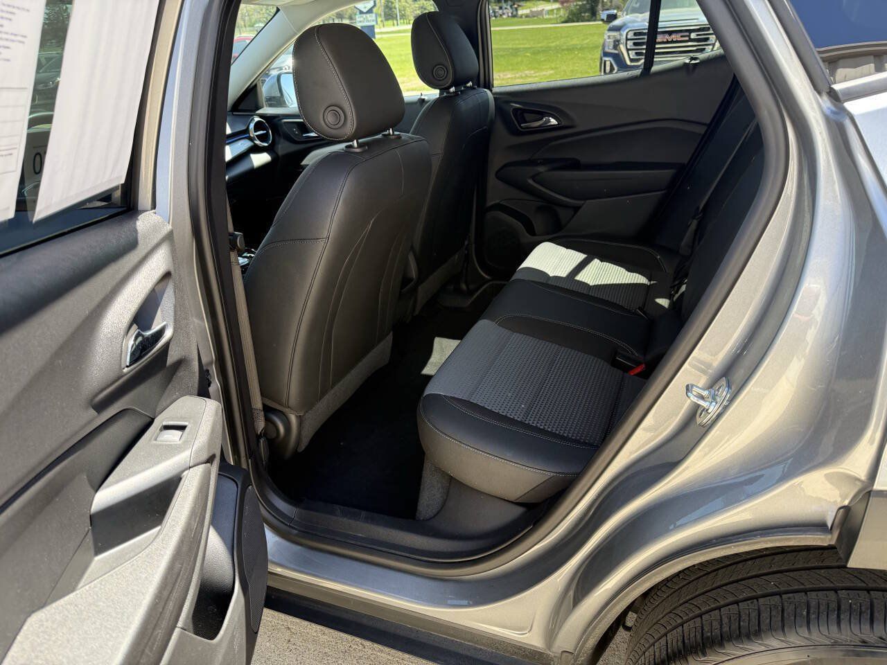 Used 2025 Chevrolet Trax LT w/ LT Convenience Package FWD image 6