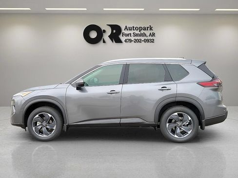 Used 2025 Nissan Rogue SV w/ SV Premium Package FWD image 3