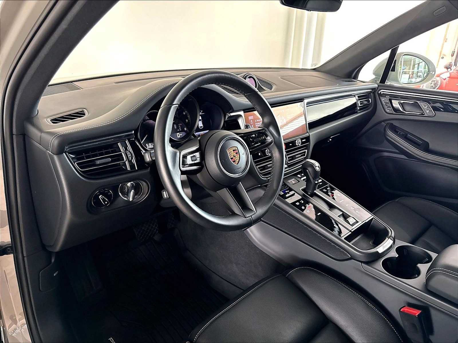 Used 2026 Porsche Macan AWD/4WD image 8