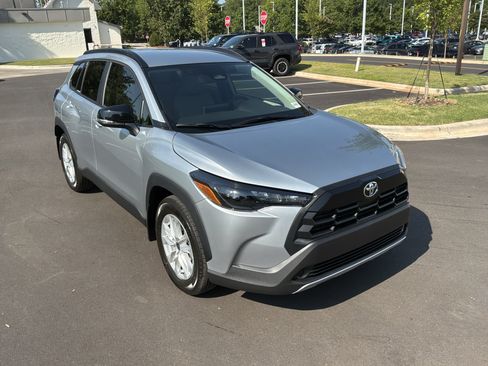 Used 2026 Toyota Corolla Cross LE FWD image 2