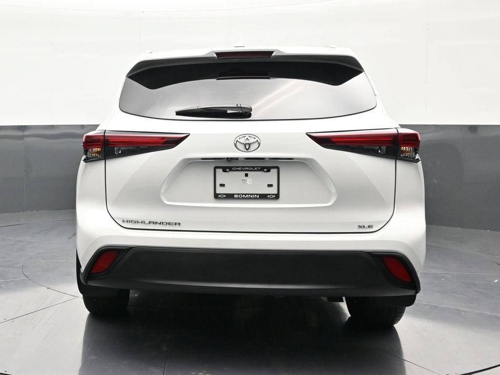Used 2025 Toyota Highlander XLE FWD image 4