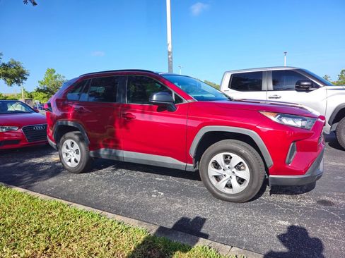 Used 2020 Toyota RAV4 LE FWD image 2