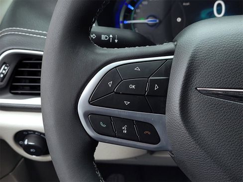 Used 2022 Chrysler Pacifica Touring-L image 24