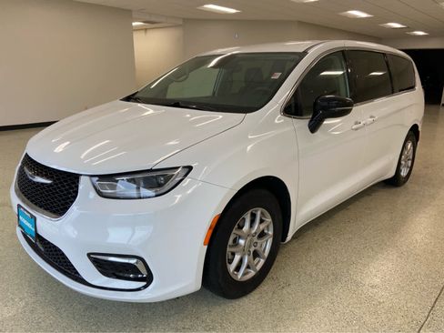Used 2024 Chrysler Pacifica Touring-L FWD image 3