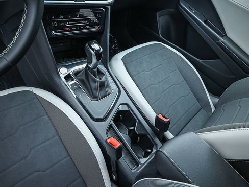 New 2025 Volkswagen Taos SE image 34