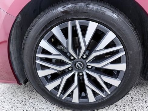 Used 2025 Nissan Altima 2.5 SV FWD image 10