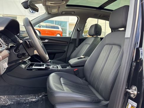 Used 2023 Audi Q5 2.0T Premium w/ Convenience Package image 9