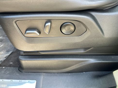 Used 2023 Cadillac Escalade ESV Premium Luxury image 28