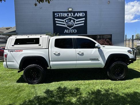 Used 2020 Toyota Tacoma TRD Off-Road w/ Technology Package AWD/4WD image 5