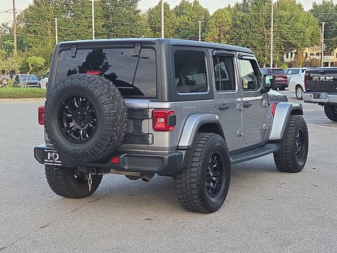 Used 2018 Jeep Wrangler Unlimited Sahara AWD/4WD image 5