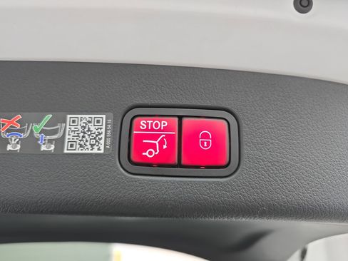 Used 2025 Mercedes-Benz GLC 300 image 13