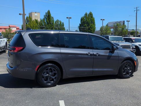 Used 2023 Chrysler Pacifica Touring-L w/ S Appearance Package FWD image 8