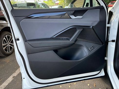 New 2026 Volkswagen Tiguan SE FWD image 10