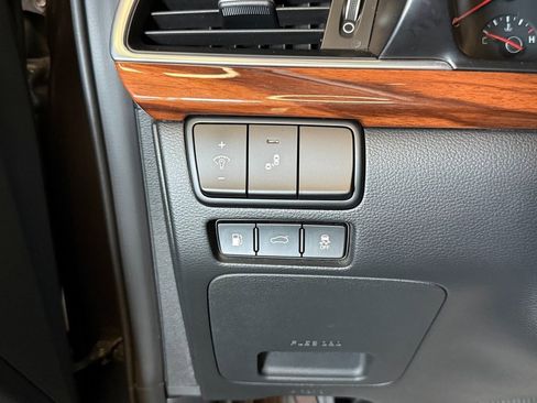 Used 2018 Kia Cadenza Premium w/ Luxury Package image 20