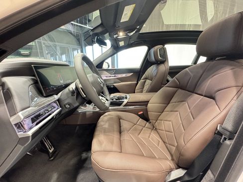 Used 2025 BMW 760i xDrive image 15